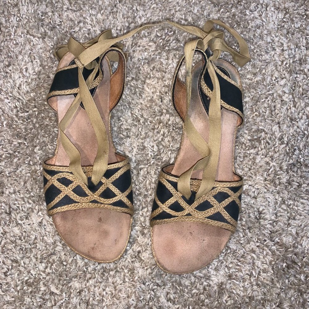 Clarks Artisan Tan and Black Women’s Sandals Size 8